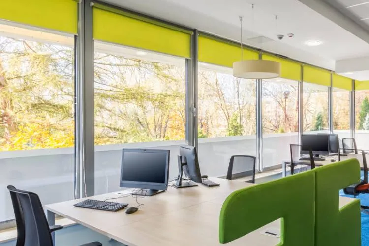 Sun-blocking Blinds Installed in a Computer Lab in School